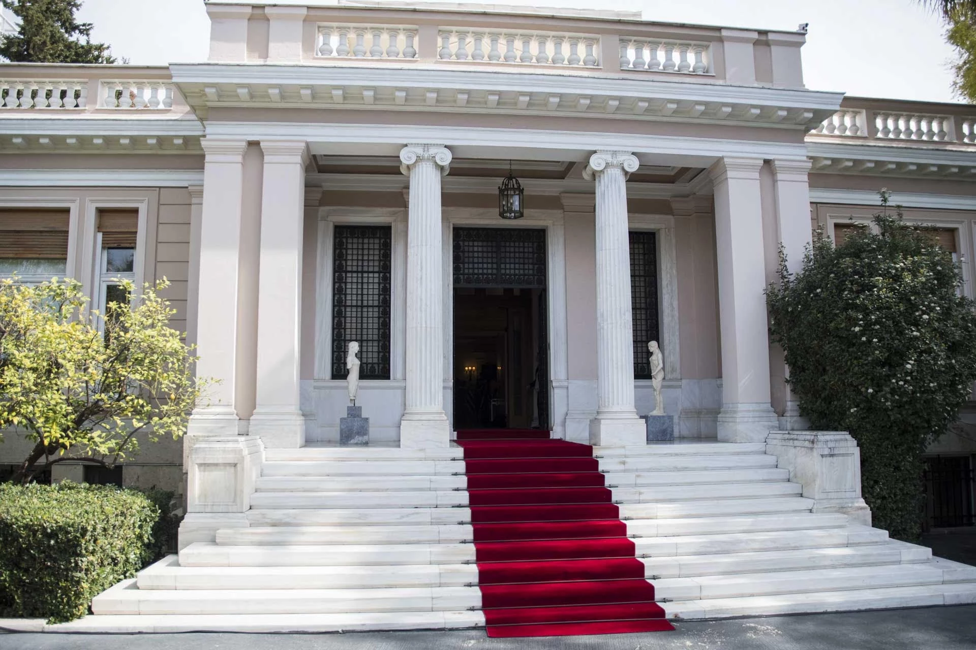 Μαξίμου: Υπενθυμίζει στον Μητσοτάκη την 9η εντολή – Υπόνοιες για την συνάντηση με Ιερώνυμο και Σεραφείμ